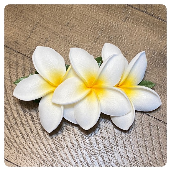 LAST 🆕 handmade Hawaiian Plumeria flower hairclip - Picture 2 of 5